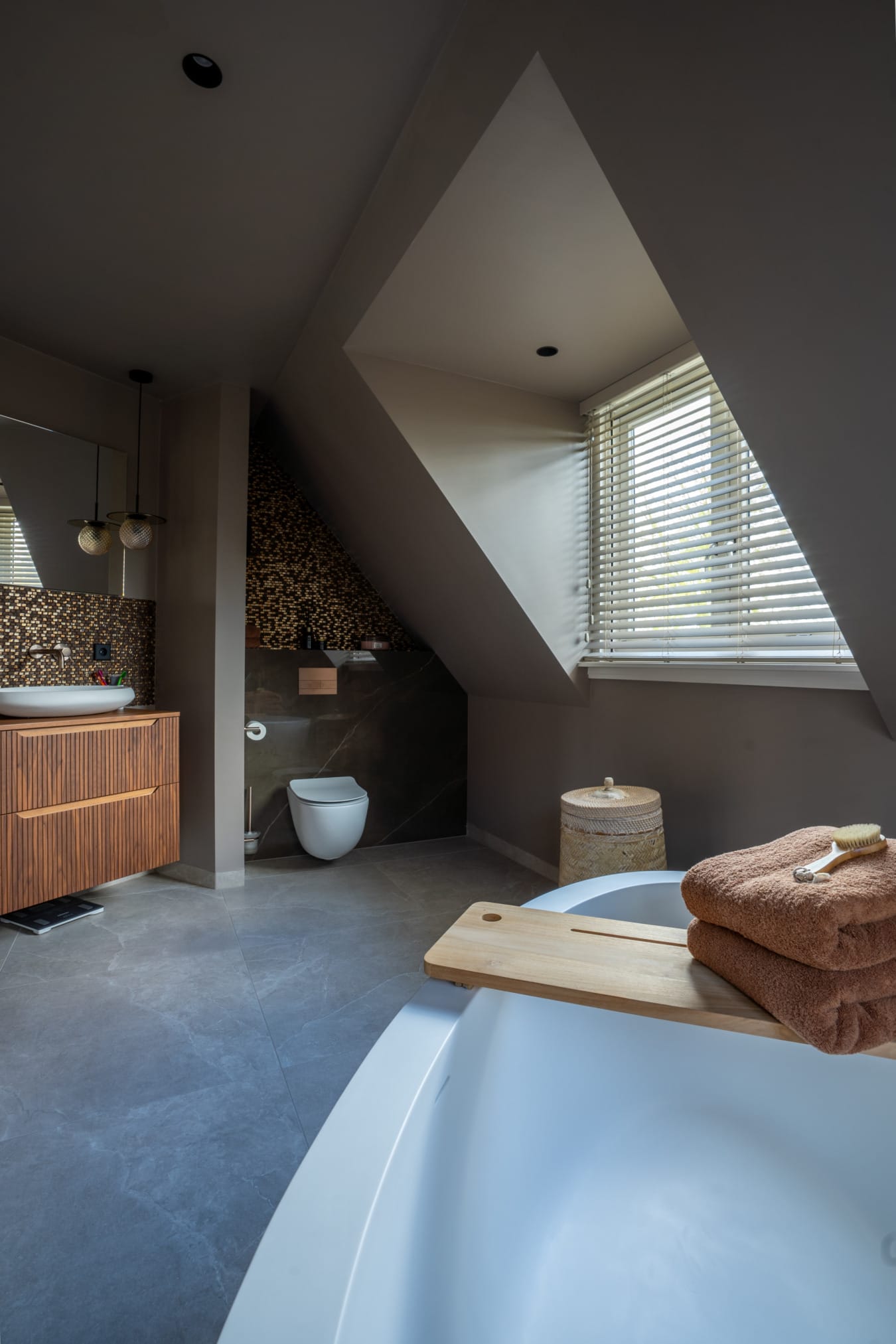 Houten jaloezieën in de badkamer