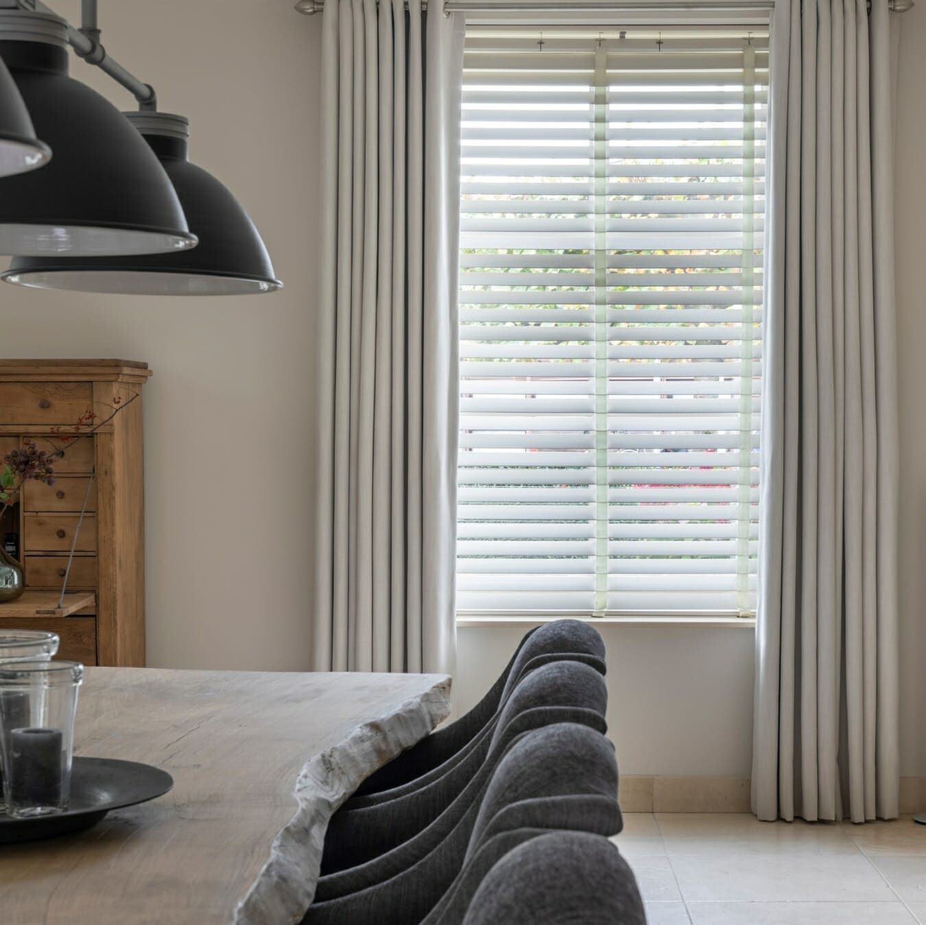 Witte houten jaloezieën in de eetkamer