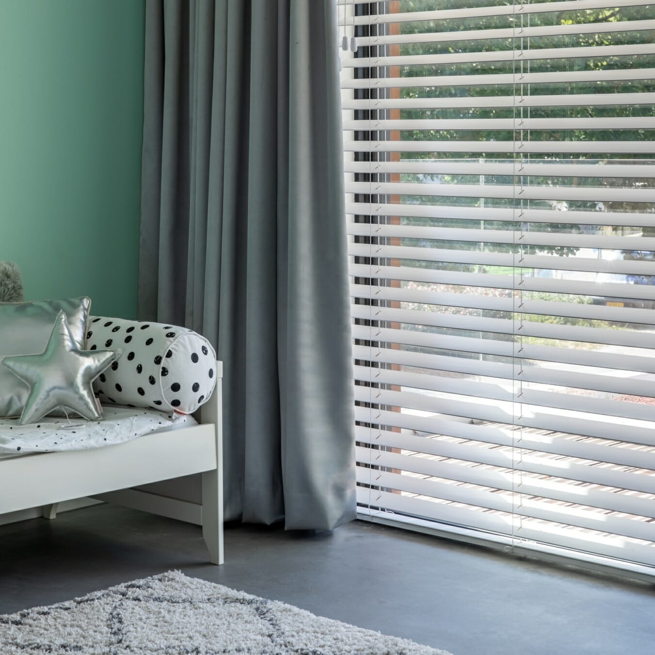Houten jaloezieën in kinderslaapkamer