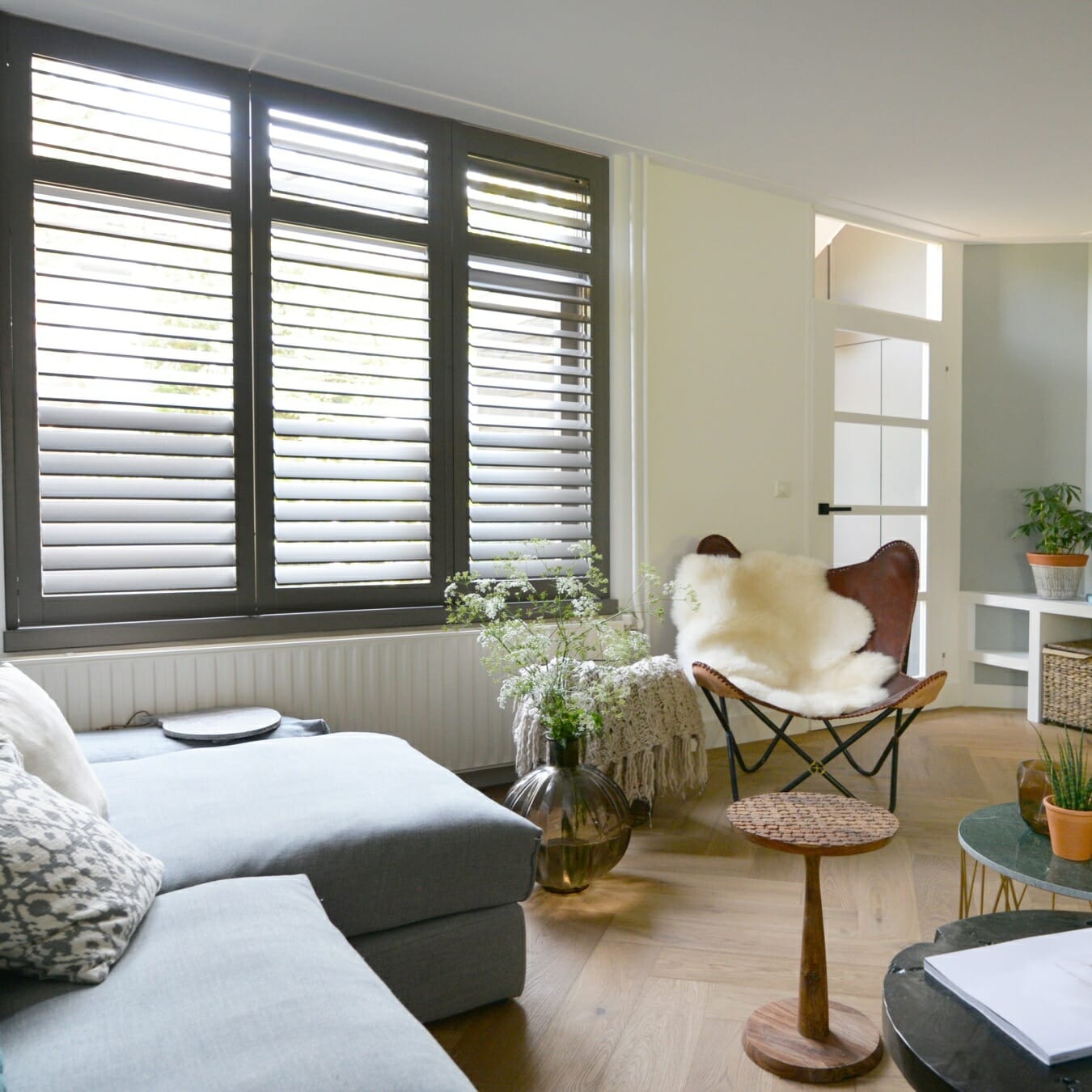 Piet Boon shutters by Zonnelux in woonkamer