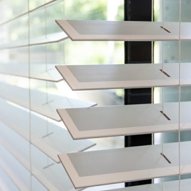 APEX FURNISHINGS Faux Houten Venetiaanse jaloezieën - 50 mm lamellen tape trimbaar thuiskantoor ramen blind (wit, 114 cm x 150 cm APEX FURNISHINGS Faux Houten Venetiaanse jaloezieën - 50 mm lamellen tape trimbaar thuiskantoor ramen blind (wit, 114 cm x 150 cm
