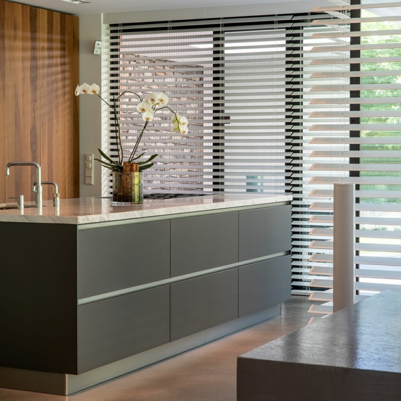 Witte houten jaloezieën in de keuken
