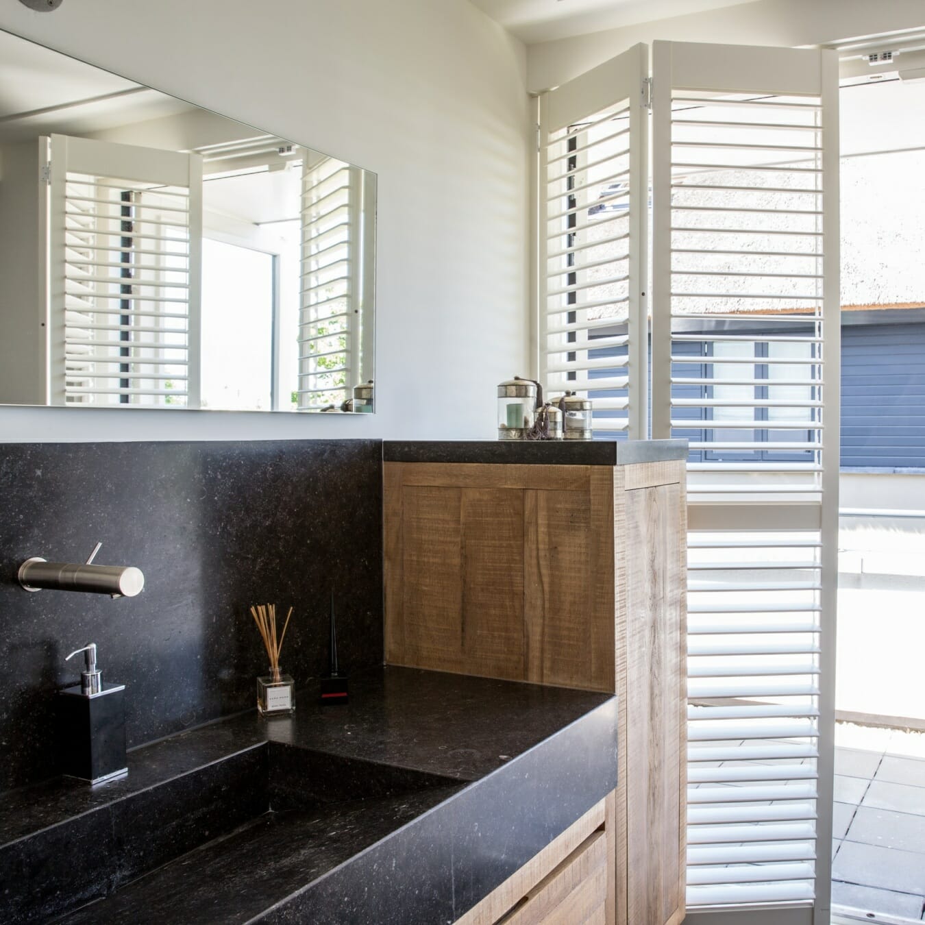Witte Zonnelux shutters badkamer
