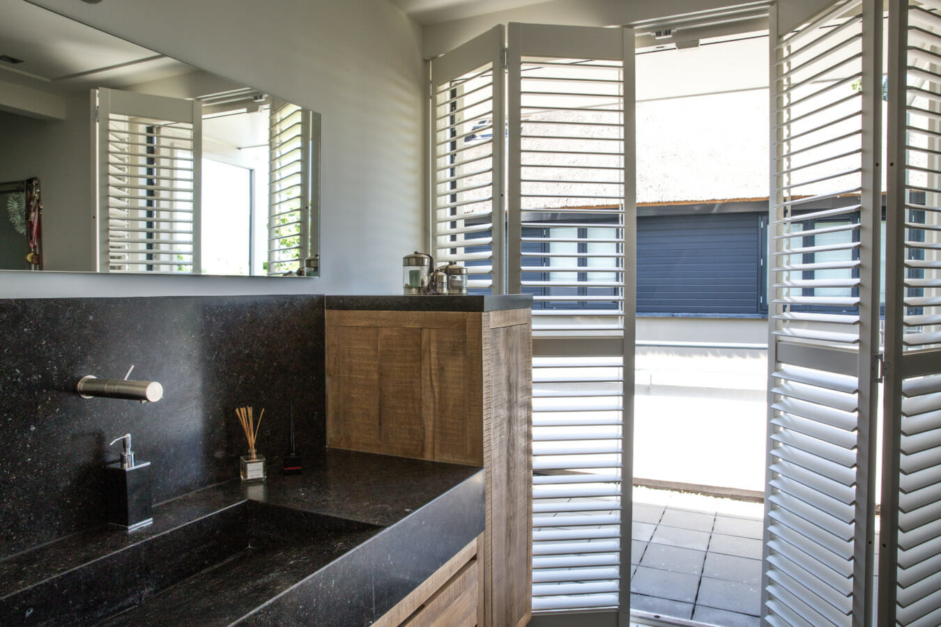 Shutters in de badkamer