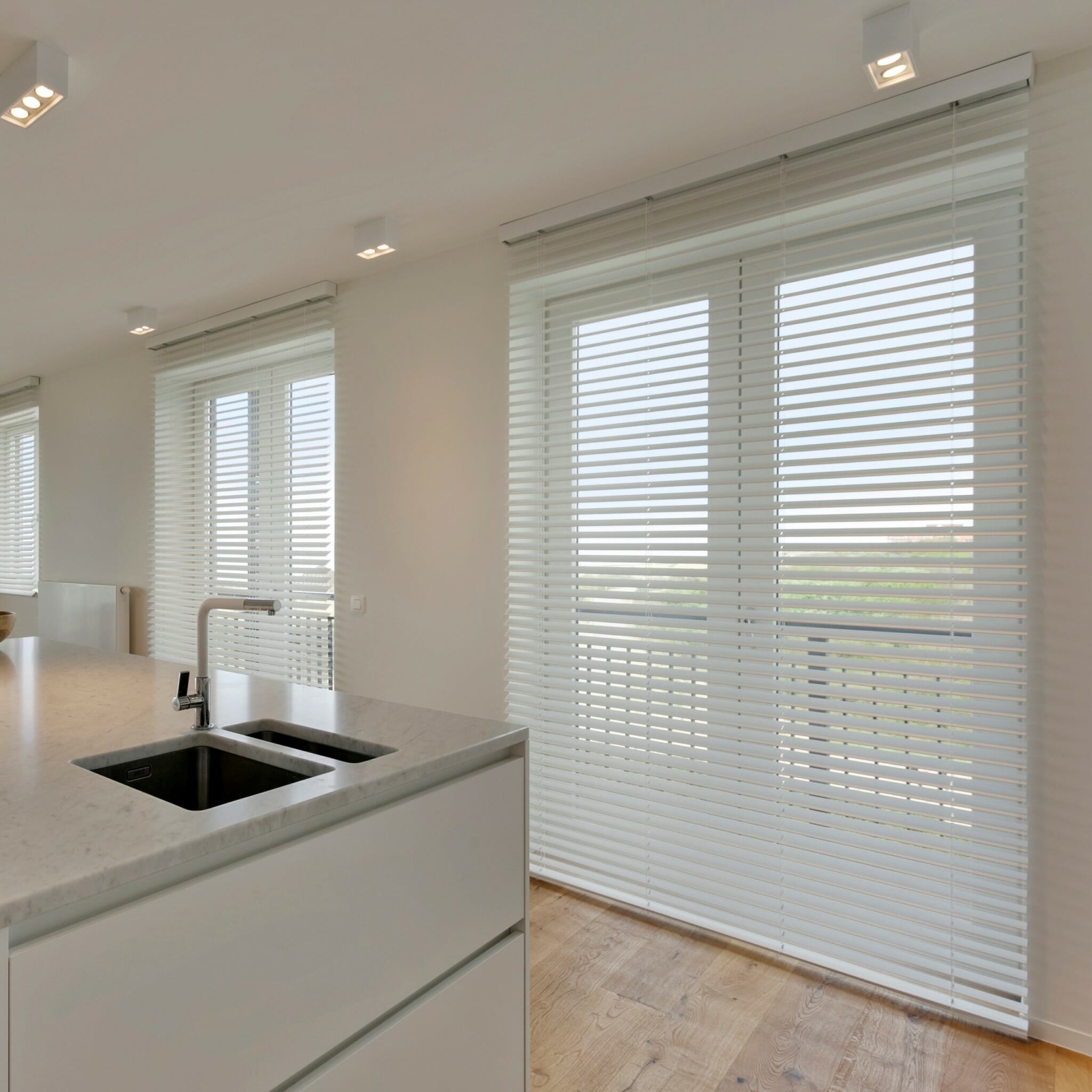 Houten jaloezieën in de keuken Zonnelux