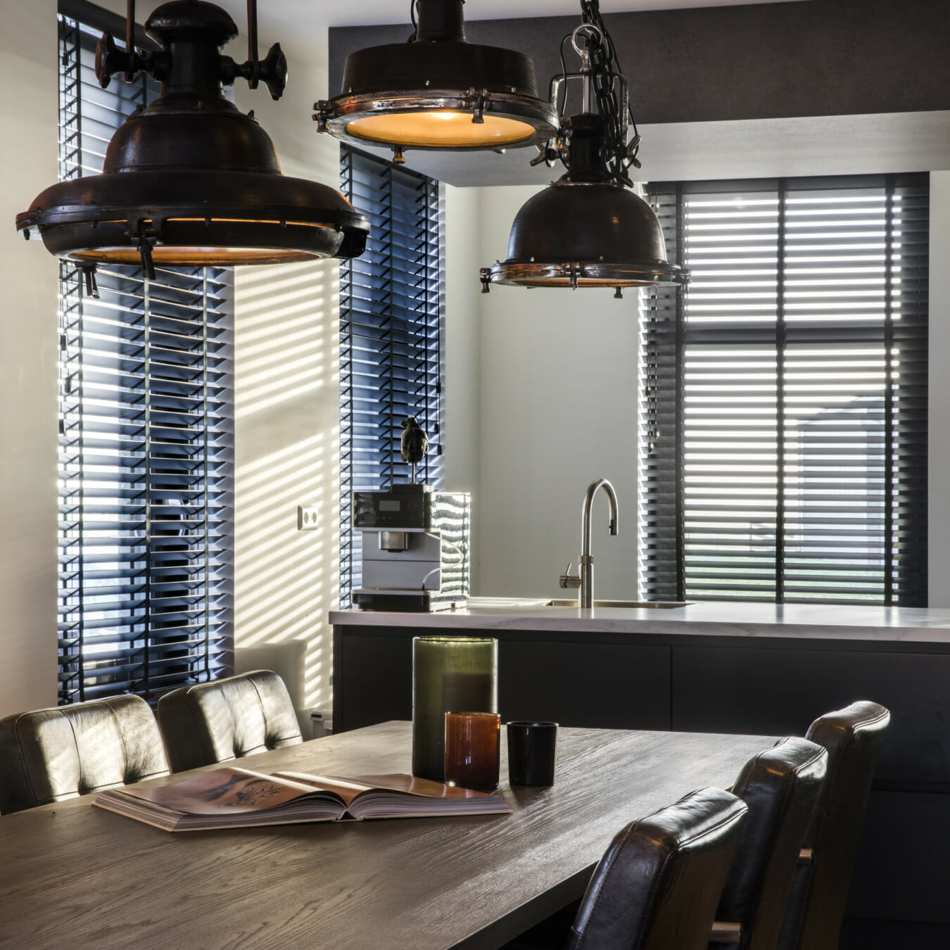 Houten jaloezieën in de keuken
