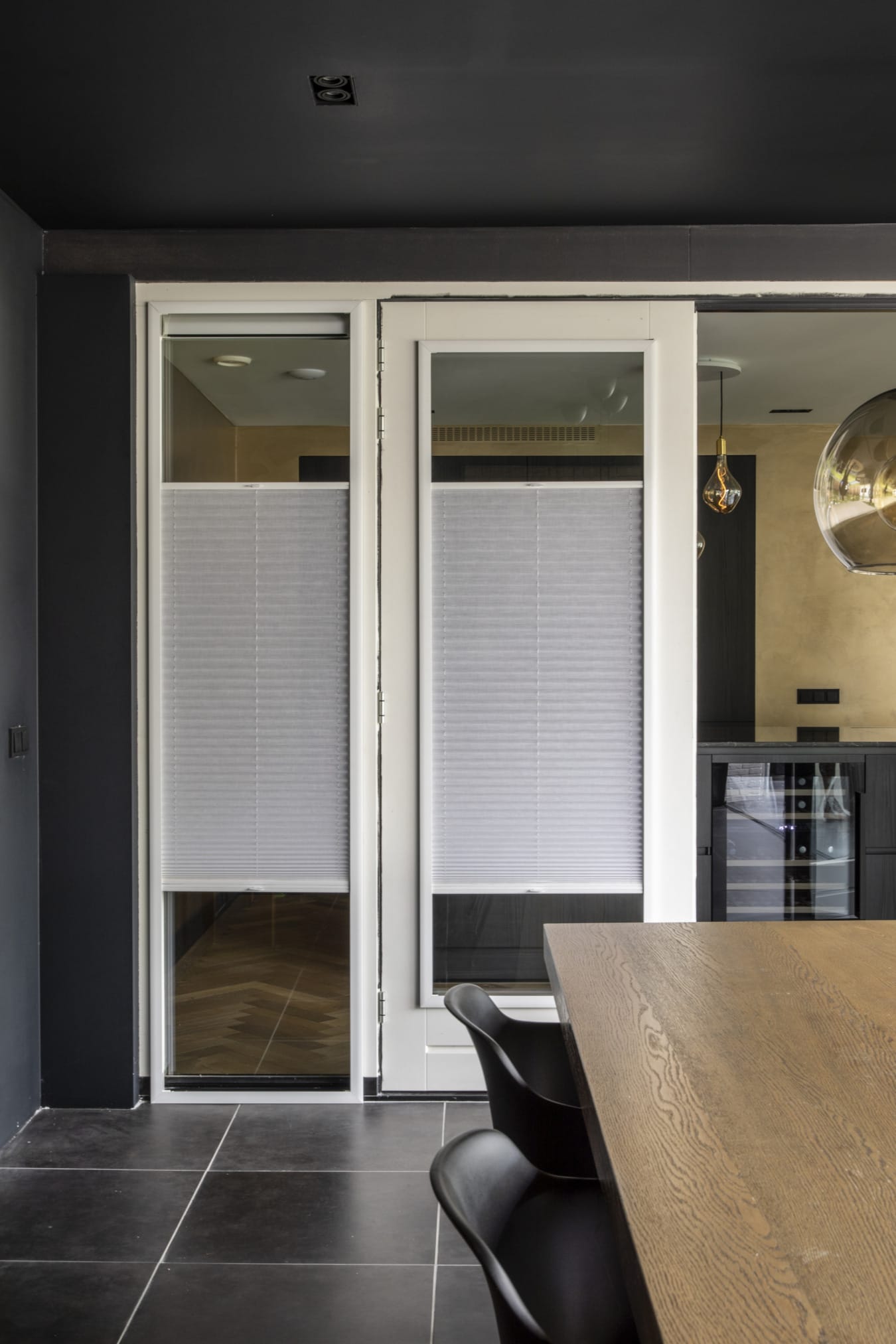 Magneet- en tapeframe voor een deur